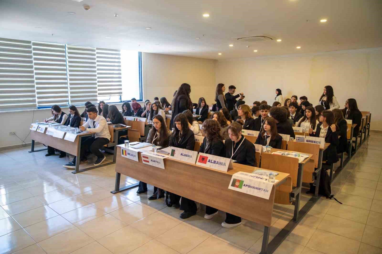 Antalya&rsquo;da AUMUN&rsquo;26 başladı: Gen&ccedil;ler d&uuml;nya g&uuml;ndemini tartışıyor
