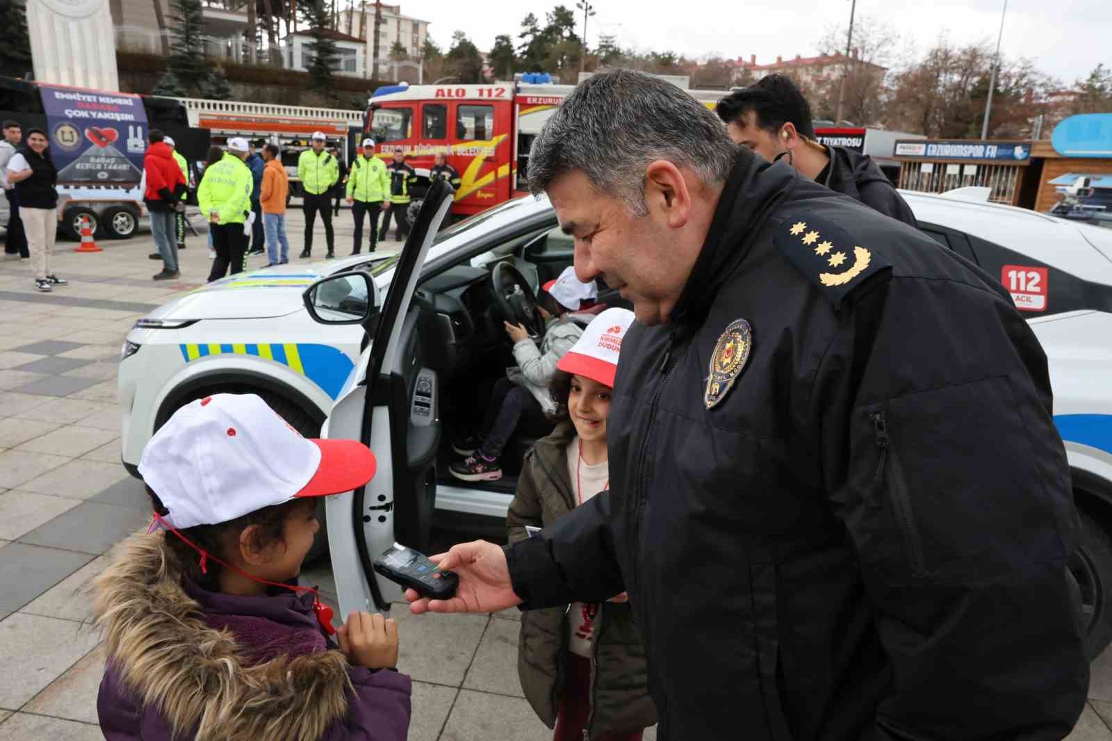 Trafik bilinci i&ccedil;in tek y&uuml;rek: Erzurum Emniyeti Havuzbaşı&rsquo;ndaydı

