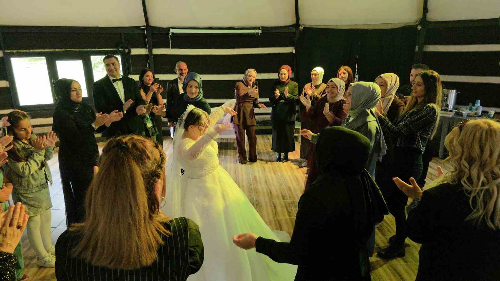 Elif&rsquo;in gelinlik giyme hayali ger&ccedil;ek oldu

