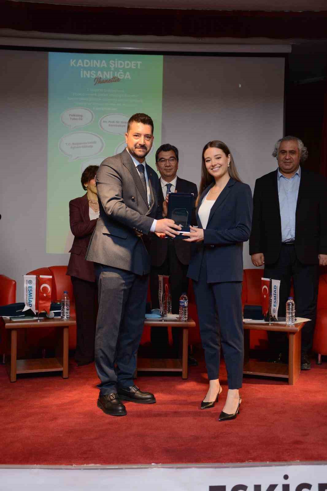 ESMİAD &ouml;nc&uuml;l&uuml;ğ&uuml;ndeki buluşmada hukuk, devlet ve uzmanlar aynı sahnede yer aldı
