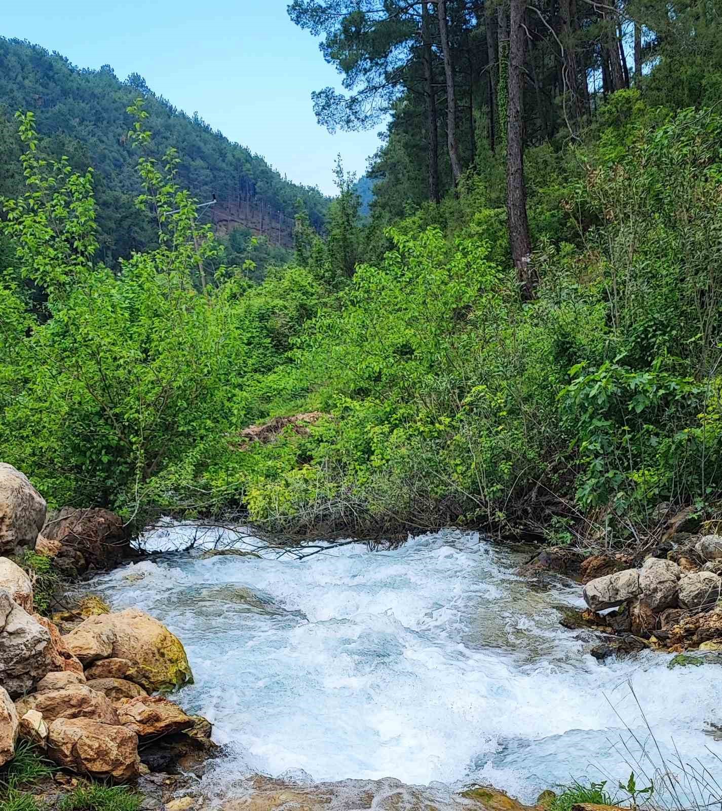 Adana&rsquo;da yağış sonrası doğa ş&ouml;leni: Mesire alanı şelalelere d&ouml;n&uuml;şt&uuml;
