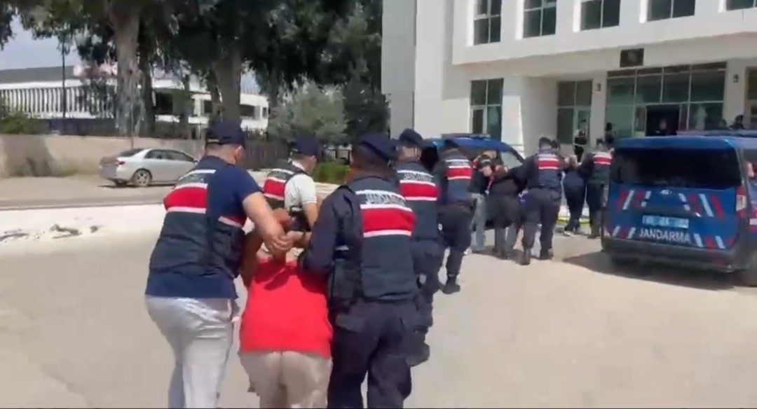 Adana&rsquo;da su&ccedil; &ouml;rg&uuml;t&uuml;ne operasyon: 6 ş&uuml;pheli yakalandı
