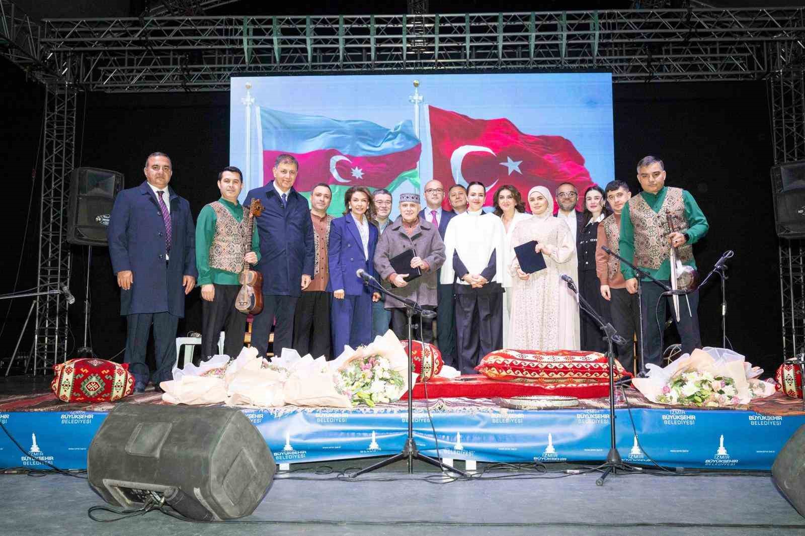 İzmir ile Bak&uuml; arasındaki 40 yıllık kardeşlik şarkılarla kutlandı
