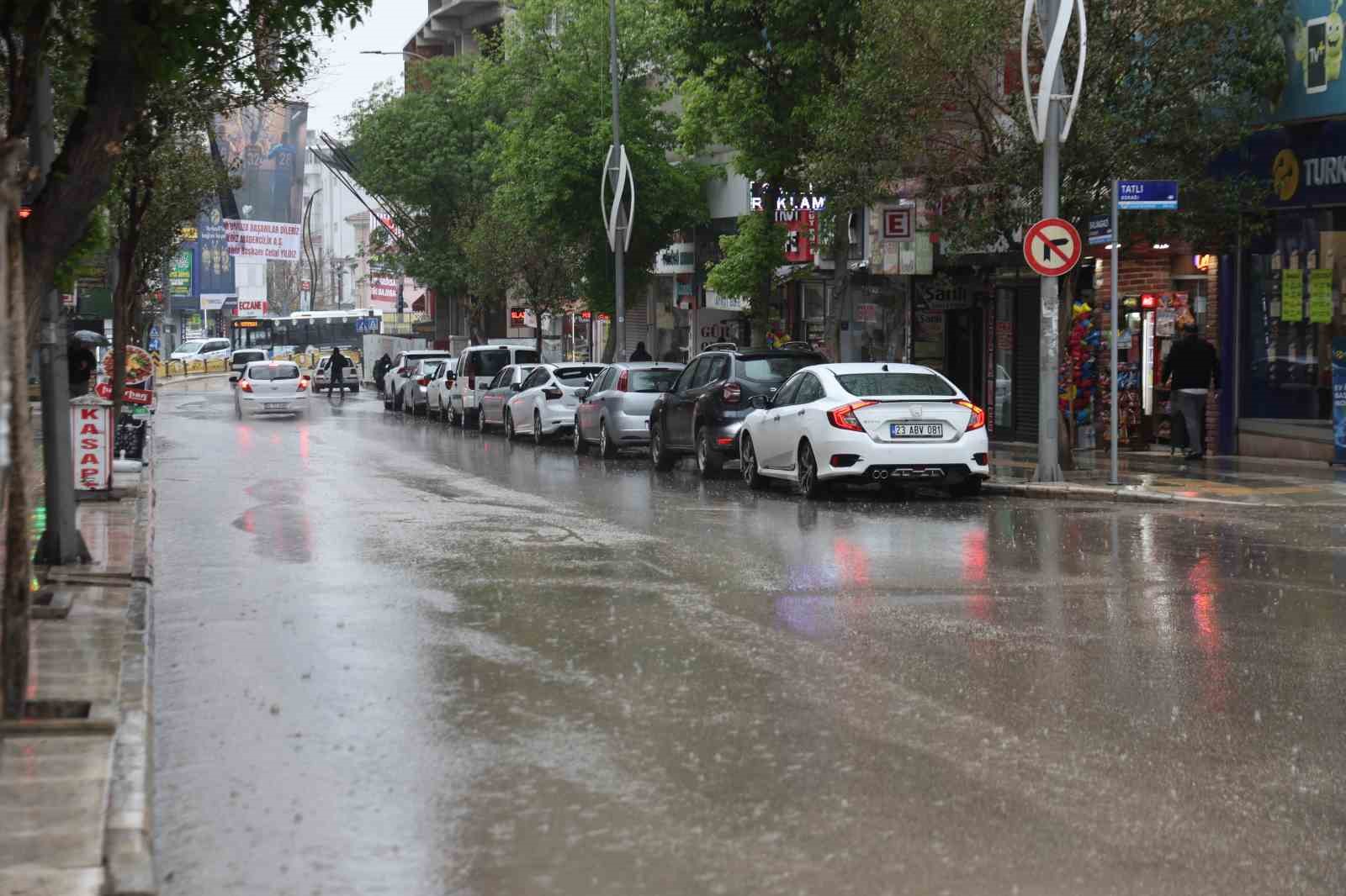 Elazığ&rsquo;da sağanak etkisini g&ouml;stermeye başladı
