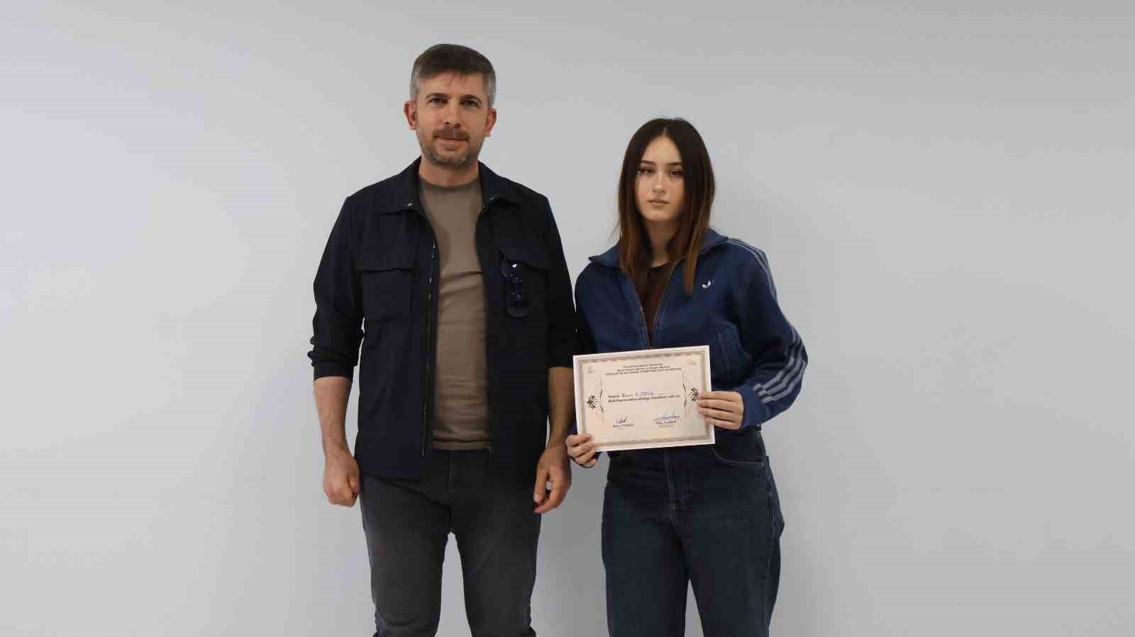&Ouml;rg&uuml;n eğitime devam edemeyen gen&ccedil;lerin altın bileziği oldu
