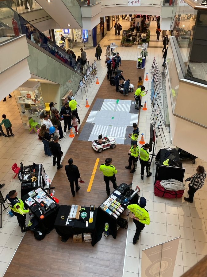 Eskişehir polisi, Trafik Haftası&rsquo;na &ouml;zel etkinlik d&uuml;zenledi
