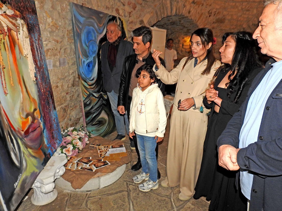 Sultan Burcu Saklı, 4. kişisel resim sergisini &Ccedil;eşme Kalesi&rsquo;nde a&ccedil;tı
