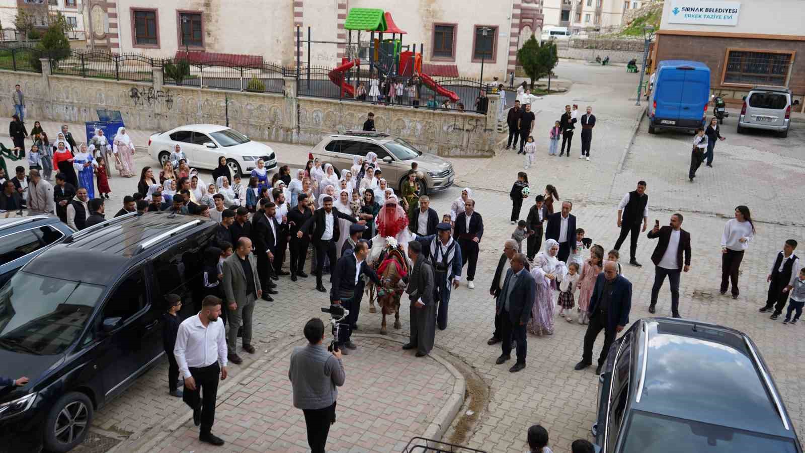 Şırnak&rsquo;ta d&uuml;nyaevine giren gelin, asırlık gelenekle baba evinden alındı
