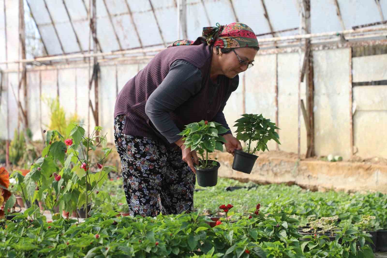 Kadın emeği ile &uuml;retilen &ccedil;i&ccedil;ekler Muğla sokaklarını s&uuml;sl&uuml;yor
