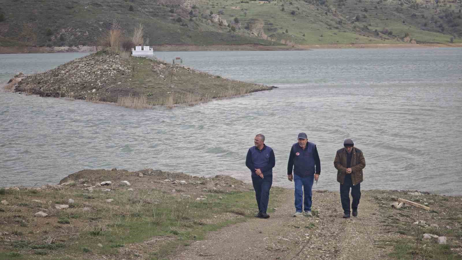 K&ouml;yl&uuml;n&uuml;n suyla imtihanı, mezarlar bir g&ouml;r&uuml;l&uuml;yor bir kayboluyor
