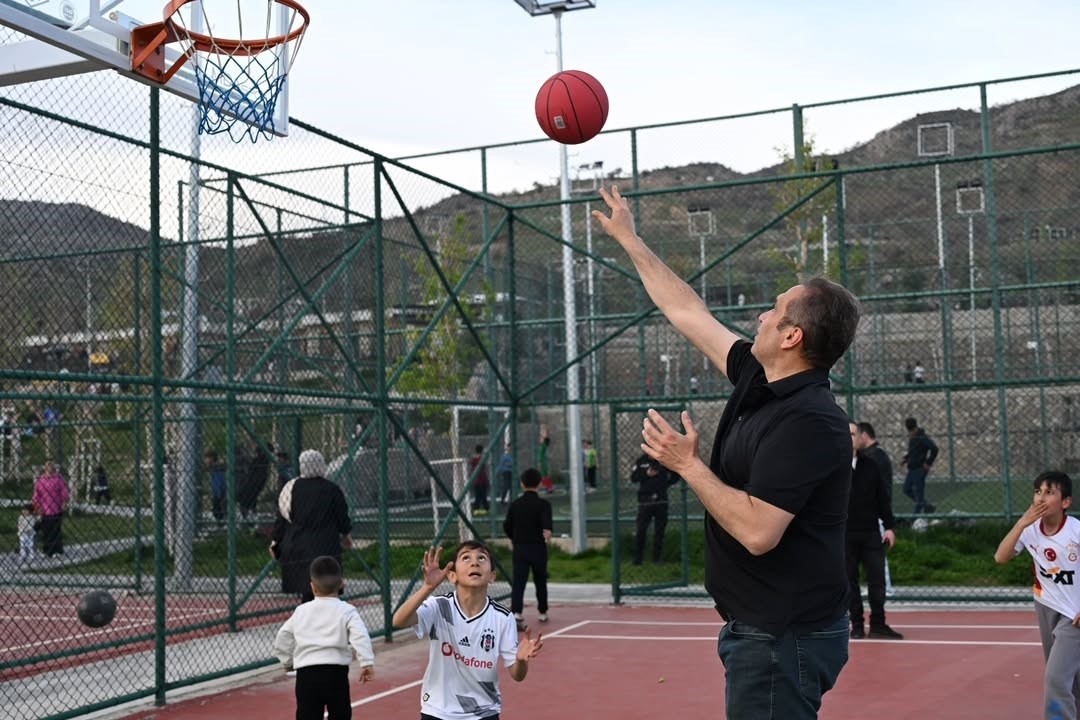 Şırnak polisinden g&ouml;n&uuml;lleri ısıtan sokak sporu
