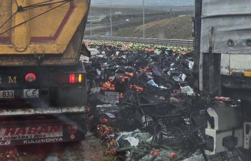 Konya&rsquo;da meyve ve sebze y&uuml;kl&uuml; tır bariyerlere &ccedil;arptı: 1 yaralı
