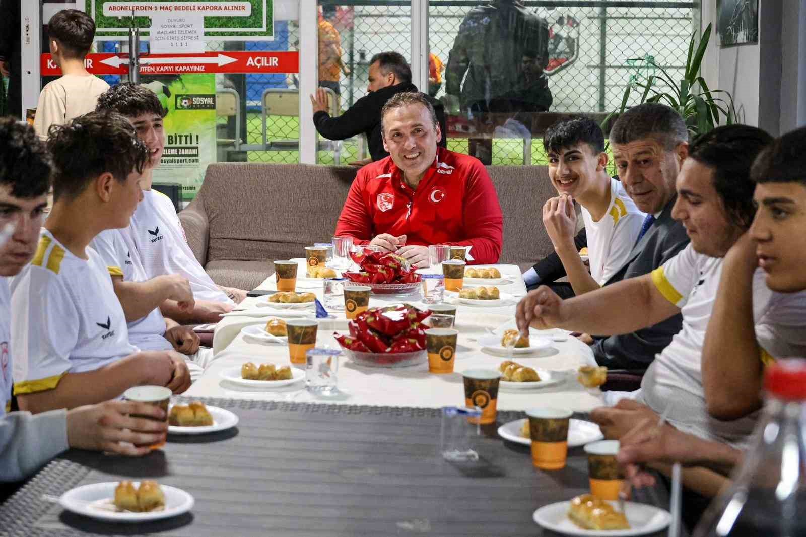 B&ouml;yle ma&ccedil; g&ouml;r&uuml;lmedi, vali &ccedil;ocuklarla birlikte futbol oynadı
