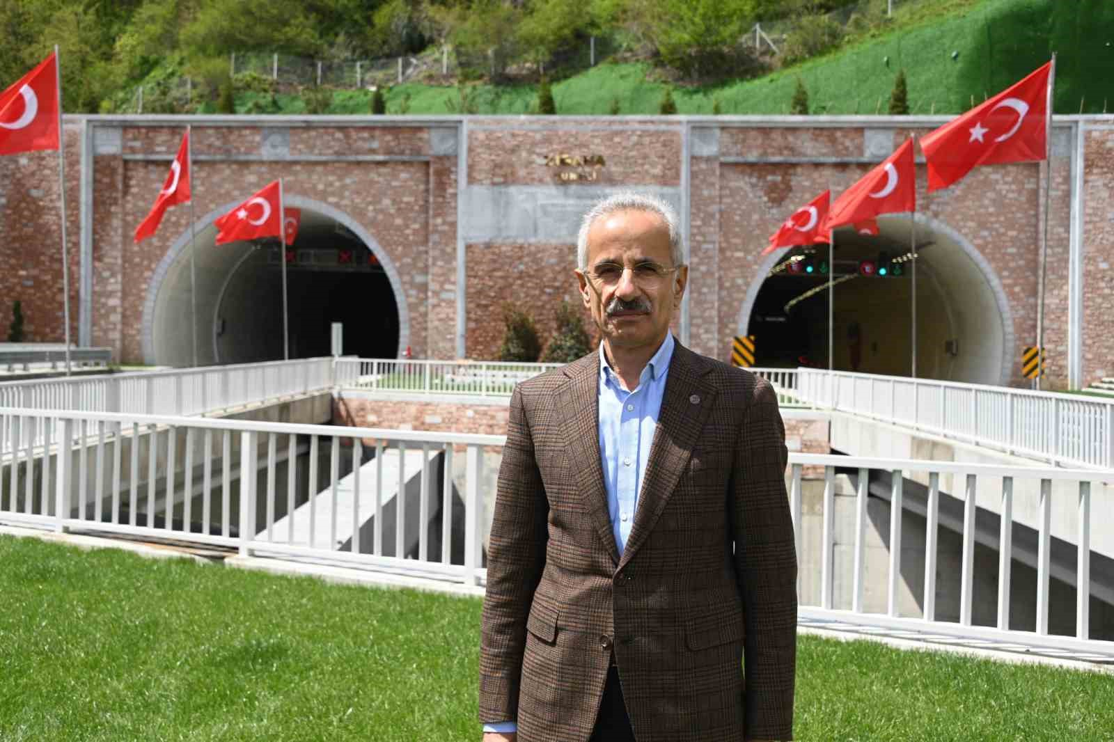 Bakan Uraloğlu: "Karadeniz&rsquo;in sembol&uuml; Zigana T&uuml;neli&rsquo;mizi 3 yılda 5 milyon 277 bin 434 ara&ccedil; kullandı"
