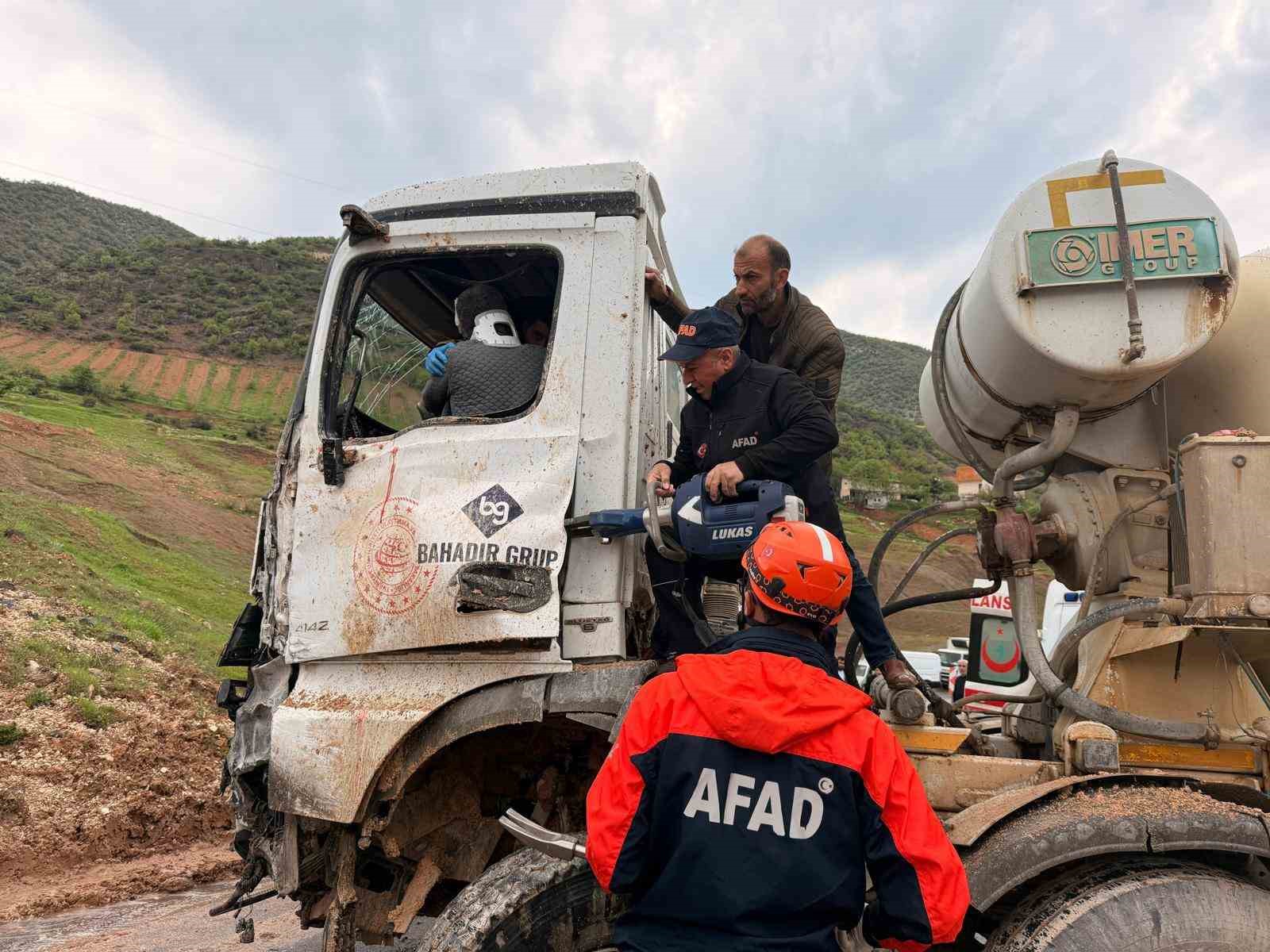 Eruh’ta beton mikseri kaza yaptı, sıkışan sürücüyü ekipler kurtardı