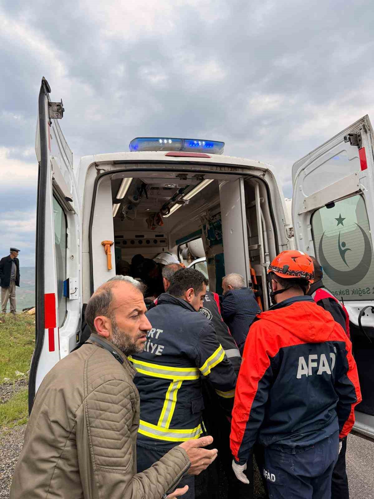 Eruh&rsquo;ta beton mikseri kaza yaptı, sıkışan s&uuml;r&uuml;c&uuml;y&uuml; ekipler kurtardı
