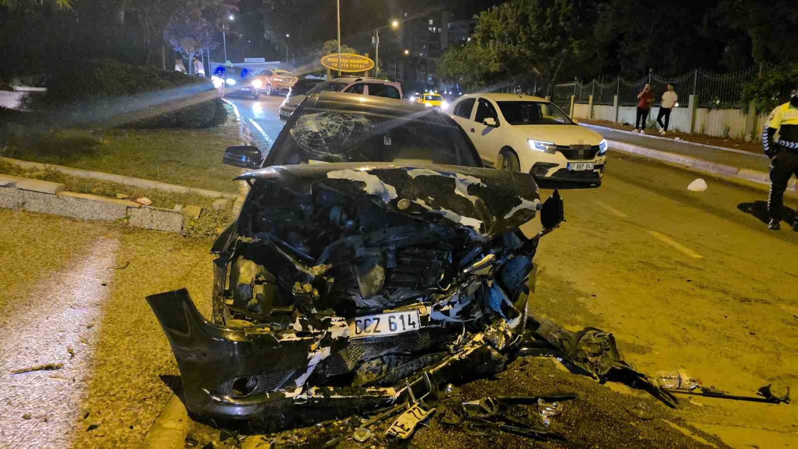 Otomobiller kafa kafaya &ccedil;arpıştı: 3 yaralı

