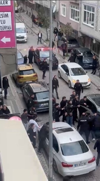 Sultangazi&rsquo;de iki grup birbirine girdi: Silahların kullanıldığı kavgada 1 g&ouml;zaltı
