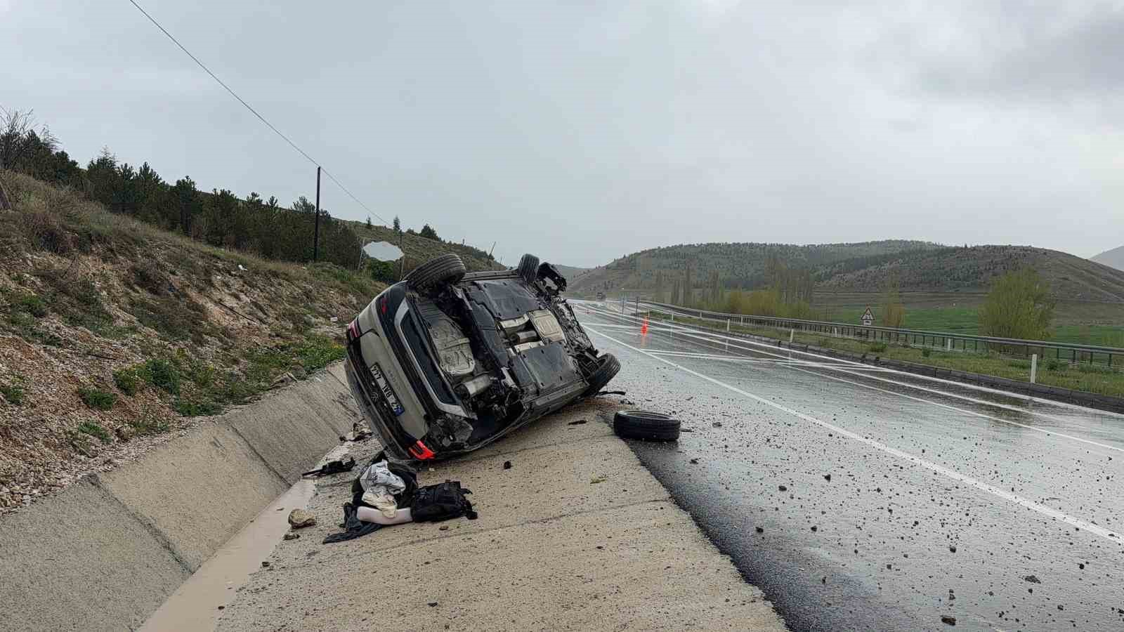 Devrilen otomobilde biri bebek 3 kişi yaralandı
