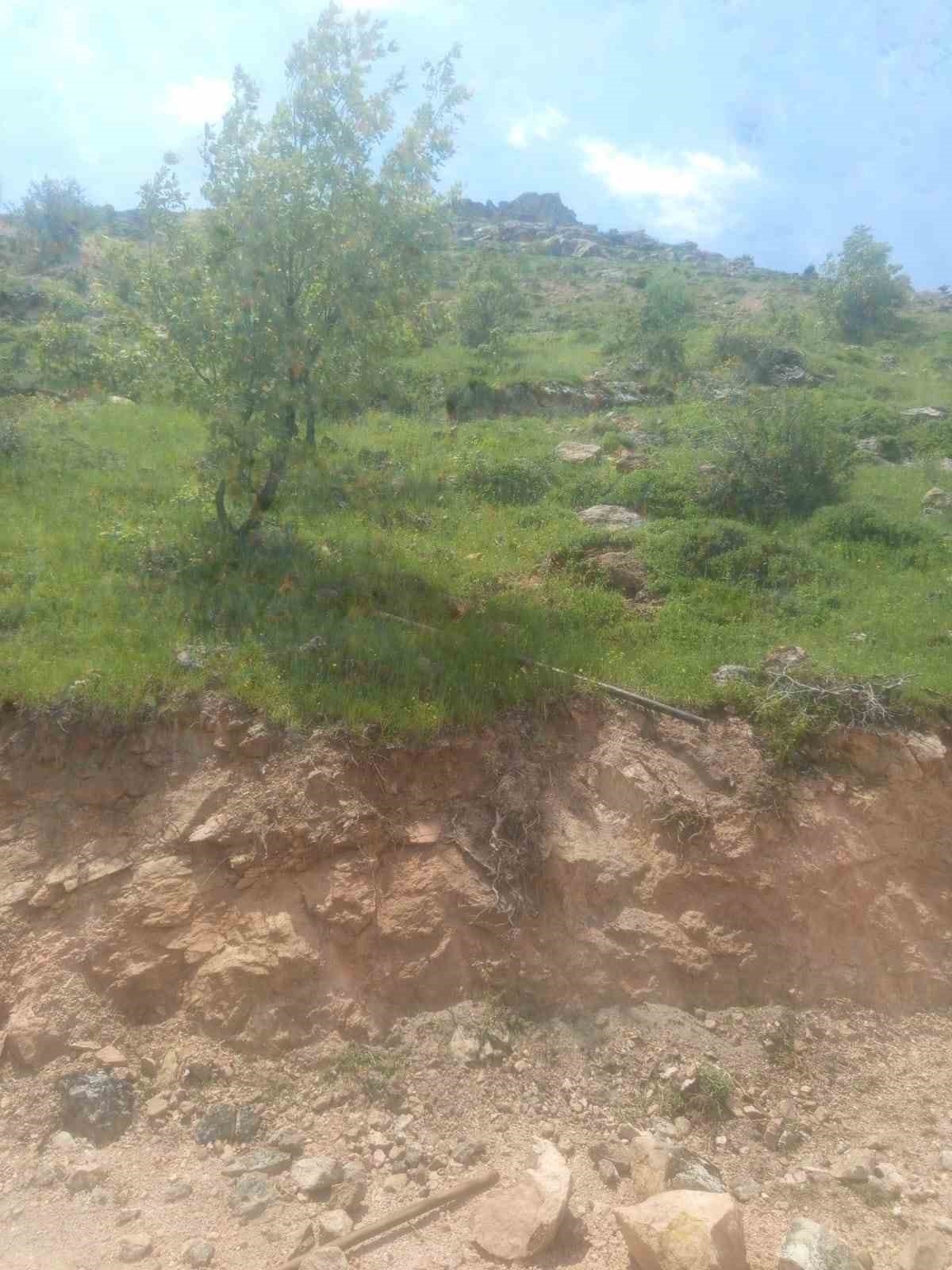 Gerc&uuml;ş&rsquo;te trakt&ouml;r u&ccedil;uruma yuvarlandı, s&uuml;r&uuml;c&uuml; atlayarak kurtuldu

