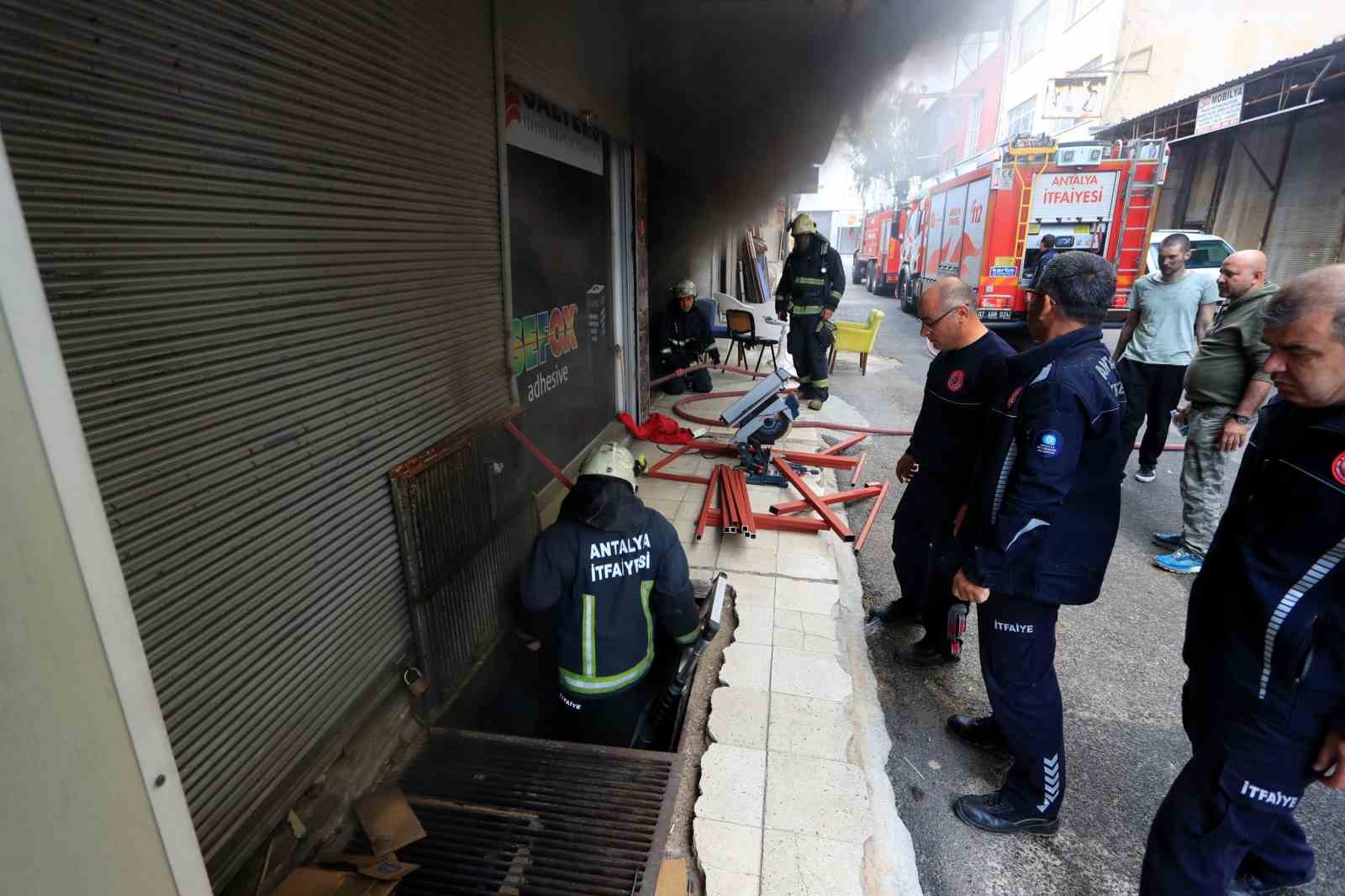Antalya&rsquo;da s&uuml;nger dolu depoda  korkutan yangın
