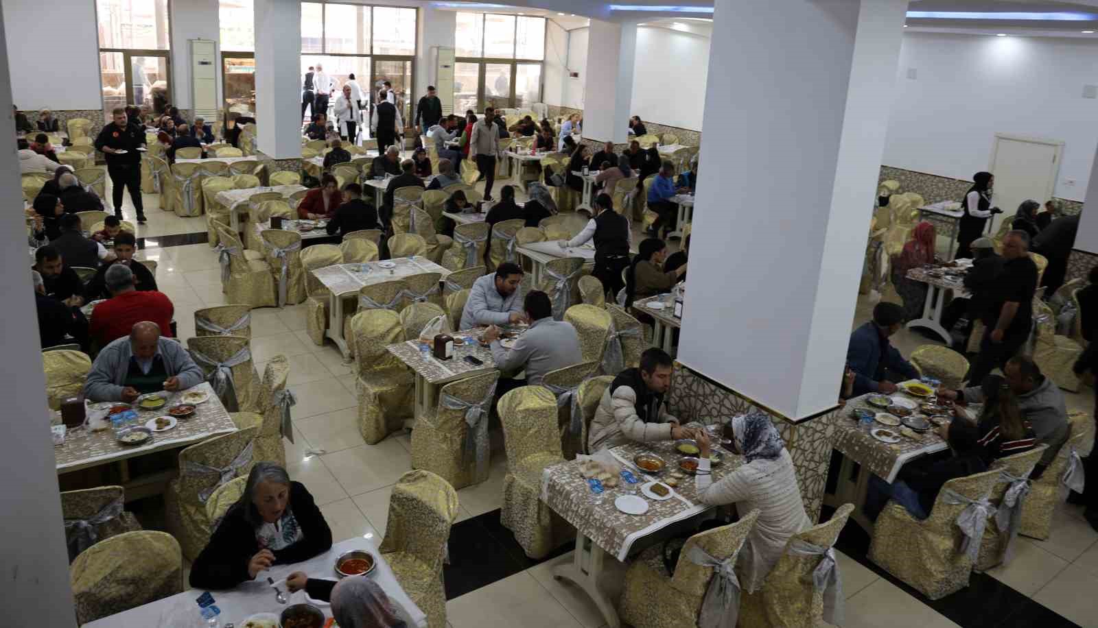 Gamze ile Berkay&rsquo;ın d&uuml;ğ&uuml;n&uuml; Aydın dağlarındaki y&uuml;zlerce cipi Nazilli&rsquo;de topladı
