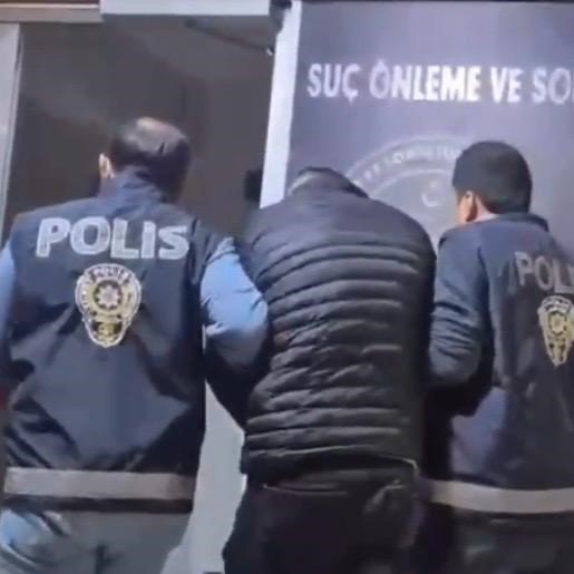 İzmir’de 50 yıl hapis cezasıyla aranan şüpheli gardıropta yakalandı