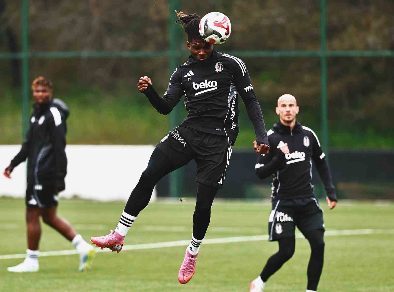Beşiktaş, Konyaspor ma&ccedil;ı hazırlıklarını s&uuml;rd&uuml;rd&uuml;
