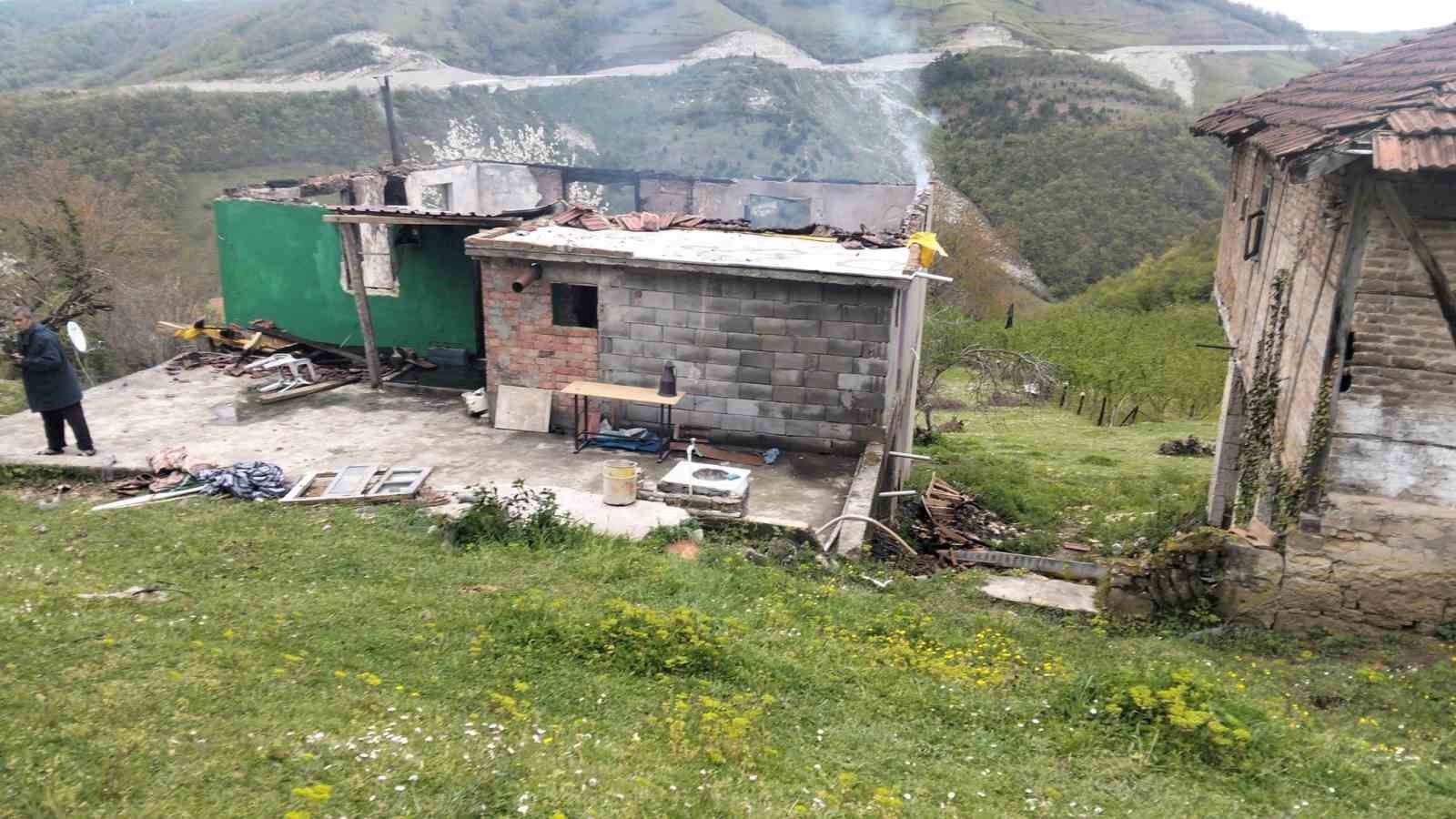 Zonguldak&rsquo;ta &ccedil;ıkan yangın yaşlı &ccedil;iftin evini k&uuml;le &ccedil;evirdi
