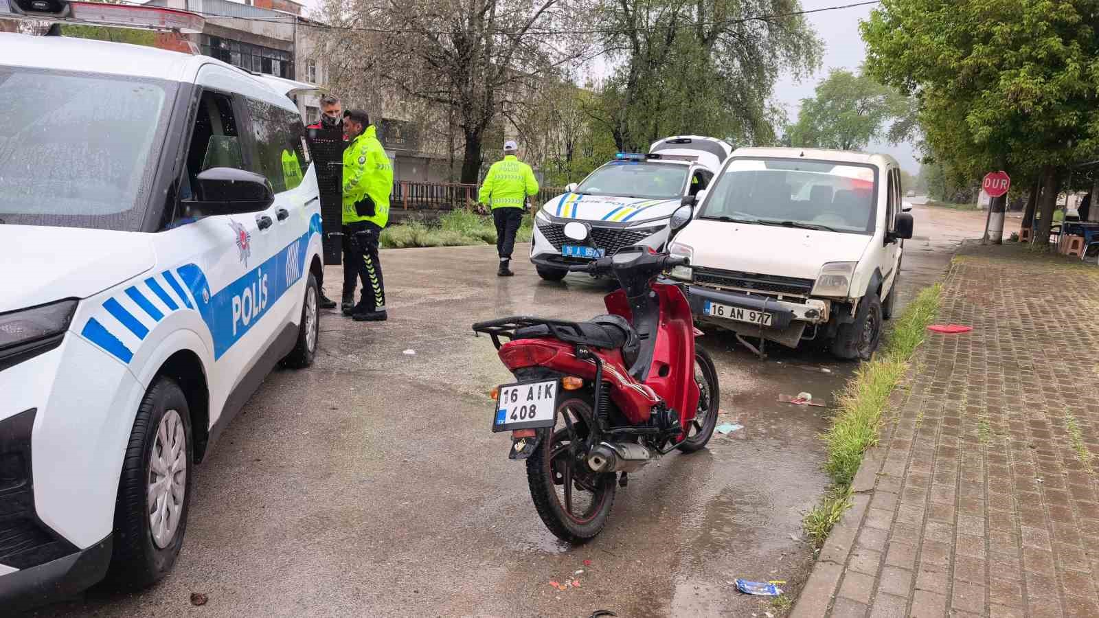 Ehliyetsiz s&uuml;r&uuml;c&uuml; zorluk &ccedil;ıkarınca biber gazı yedi
