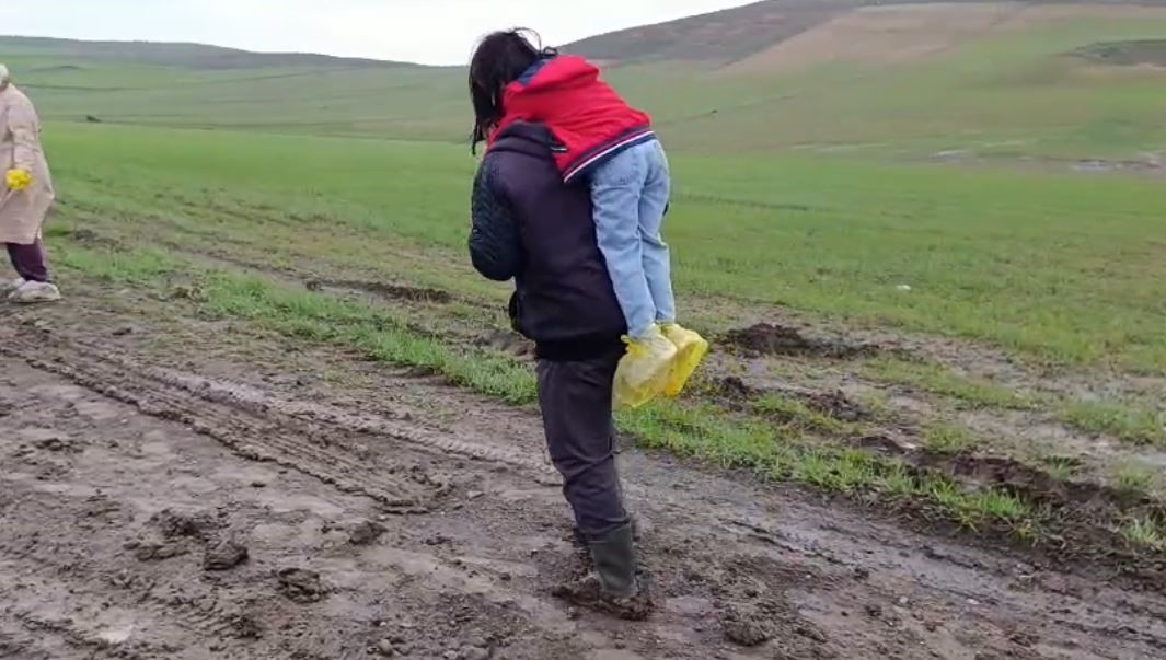 &Ouml;nce otomobili sonra ayakkabıları &ccedil;amura saplandı, mezranın yolu survivor parkurunu aratmadı

