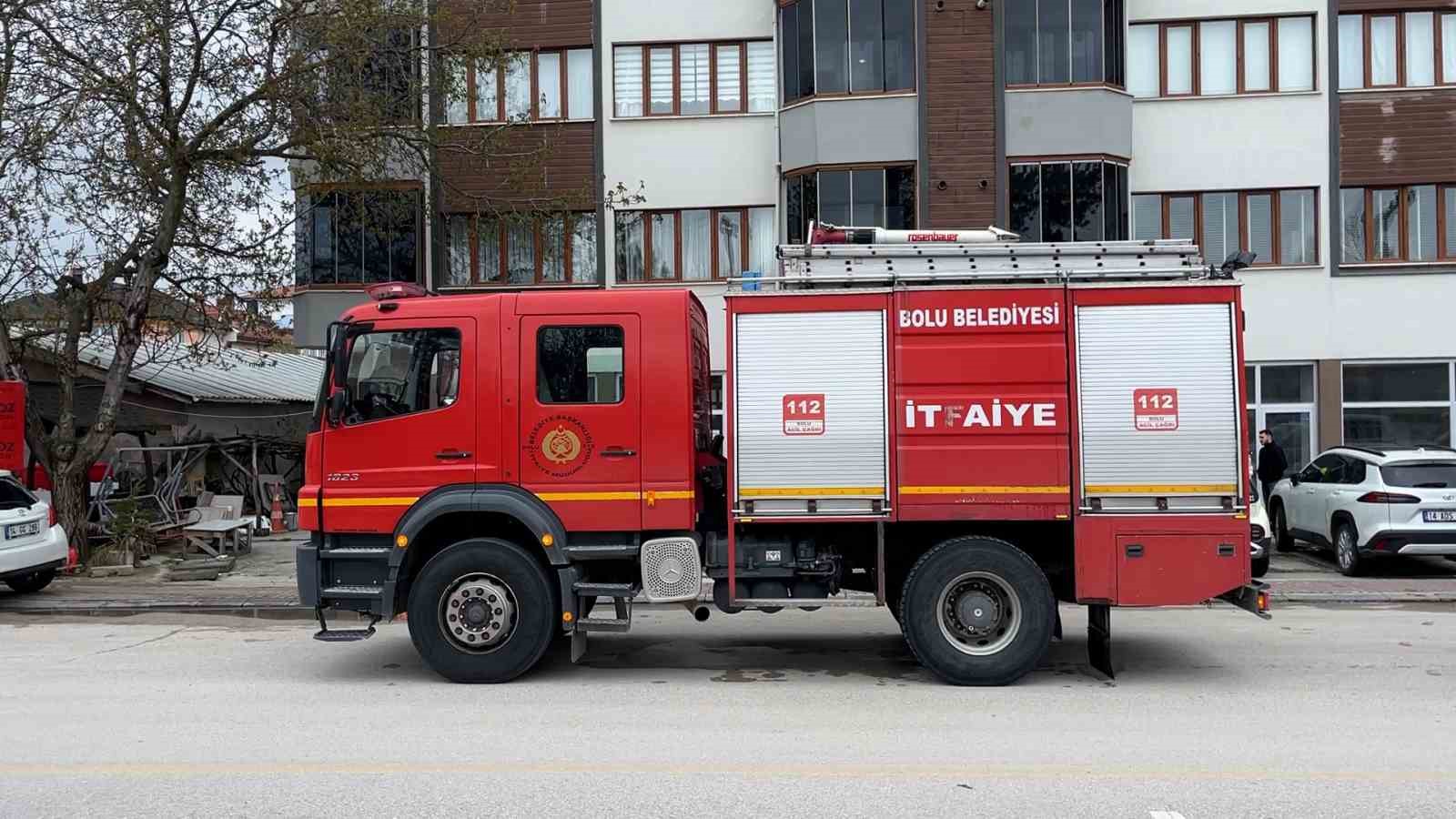 Elektrikli ara&ccedil;tan dumanlar y&uuml;kseldi, nedeni bulunamayınca &ccedil;ekiciyle g&ouml;t&uuml;r&uuml;ld&uuml;
