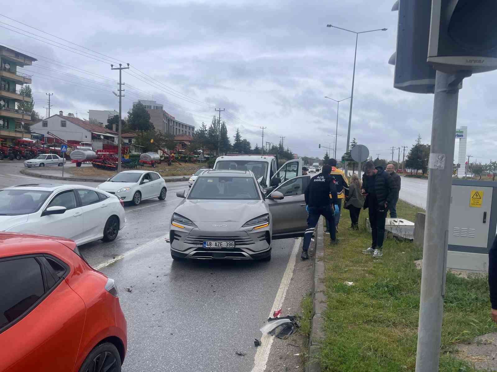 &Ccedil;orum&rsquo;da 3 ara&ccedil; &ccedil;arpıştı: 2 yaralı
