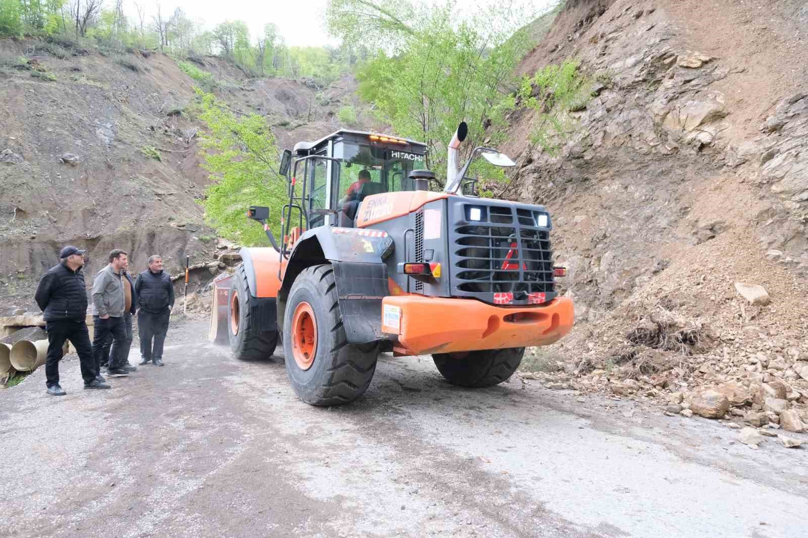 Kastamonu’da heyelan sebebiyle kapanan yol ulaşıma açıldı