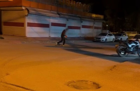 Madde bağımlısı yolun ortasında yalpalayarak ilerledi
