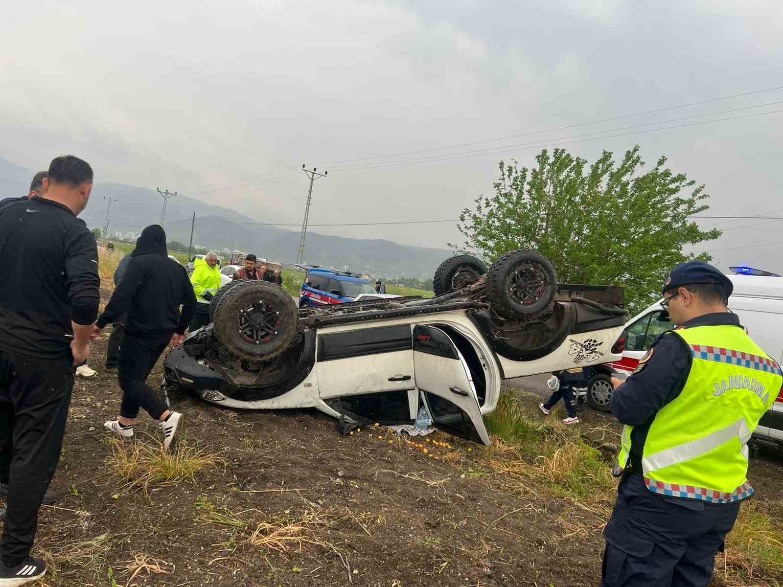 Osmaniye’de kontrolden çıkan otomobil tarlaya devrildi: 1 yaralı
