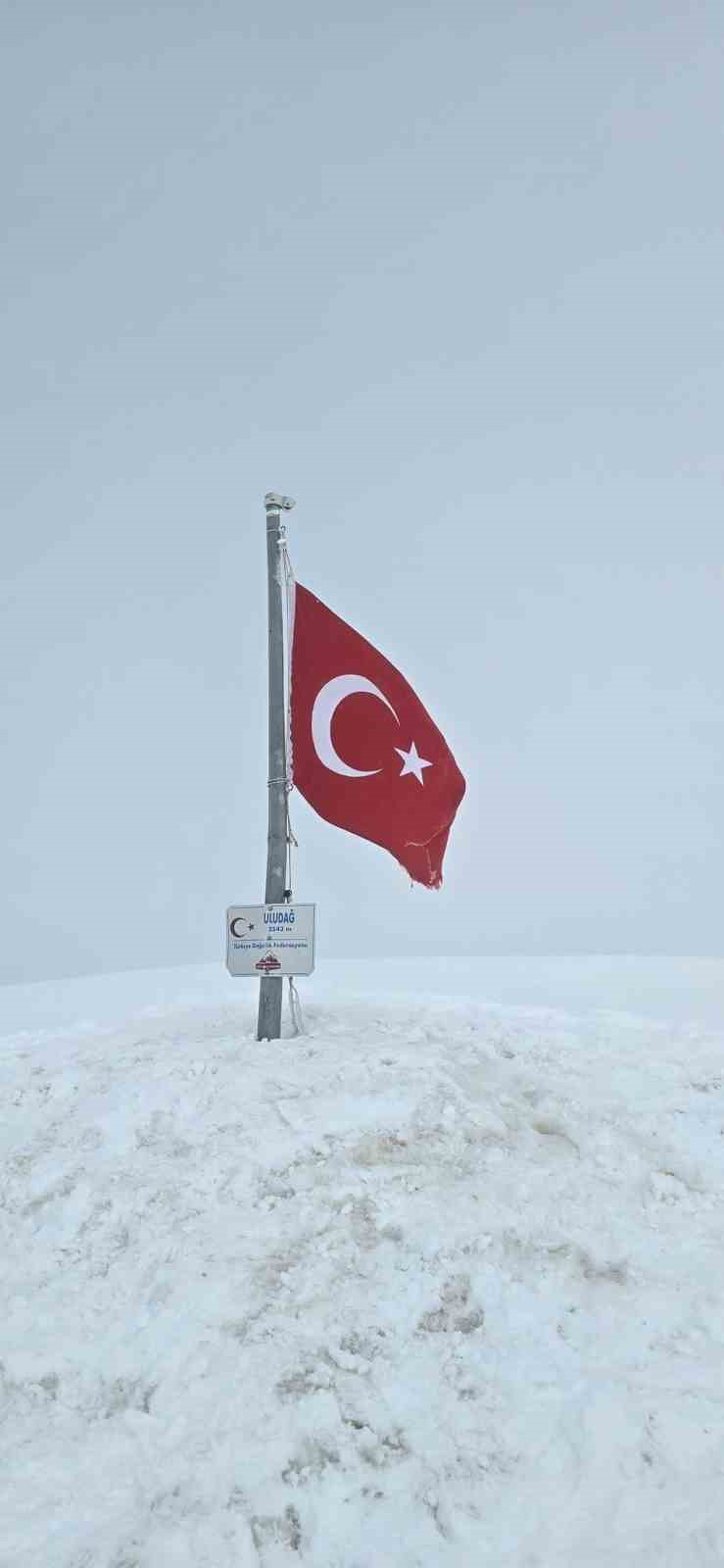Uludağ&rsquo;da mayısta kar s&uuml;rprizi: 2 metre karda T&uuml;rk bayrağı dalgalandı
