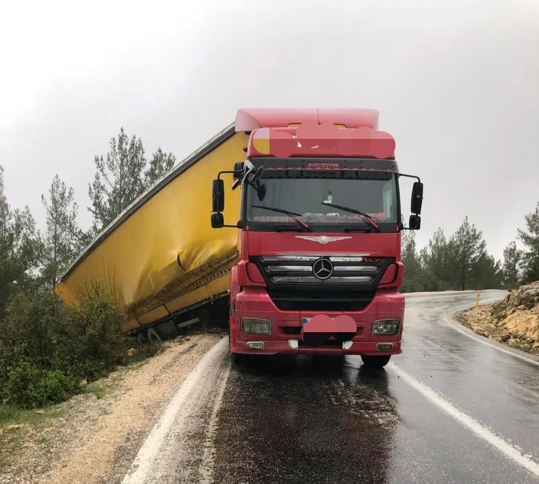 Mersin&rsquo;de otomobil ile tır &ccedil;arpıştı: 1 &ouml;l&uuml;, 2 yaralı
