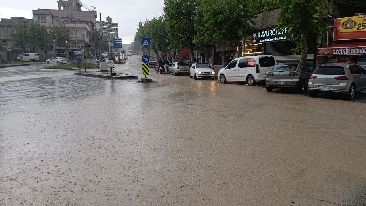 Kahramanmaraş&rsquo;ta g&ouml;k g&uuml;r&uuml;lt&uuml; sağanak yagış etkili oldu
