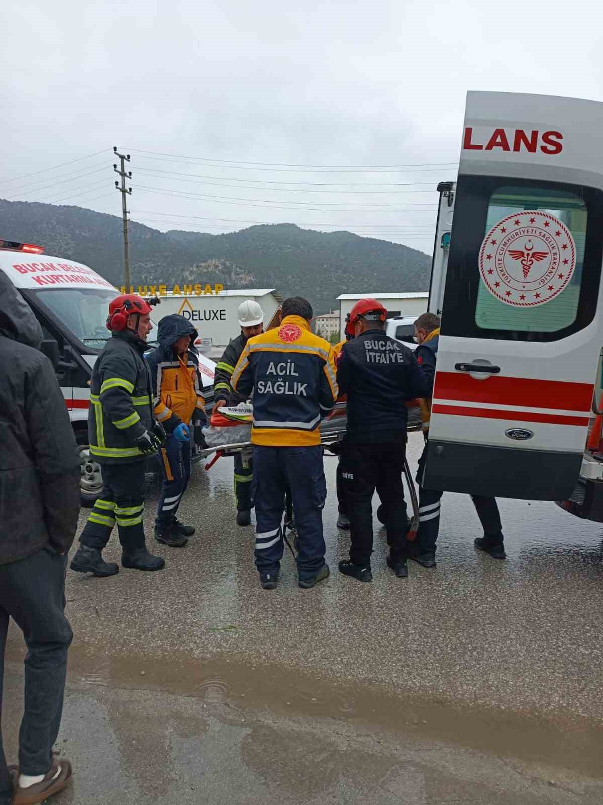 Burdur&rsquo;da otomobil yoldan &ccedil;ıktı: 2 yaralı
