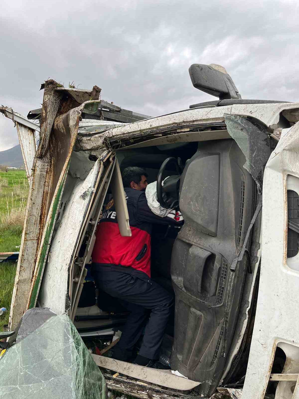 Van&rsquo;ın Gevaş il&ccedil;esinde trafik kazası: 2 yaralı
