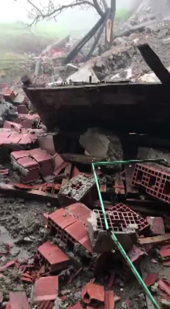 Amasya’da ahır yıkıldı, kadın çiftçi hayvanlarını kurtardı