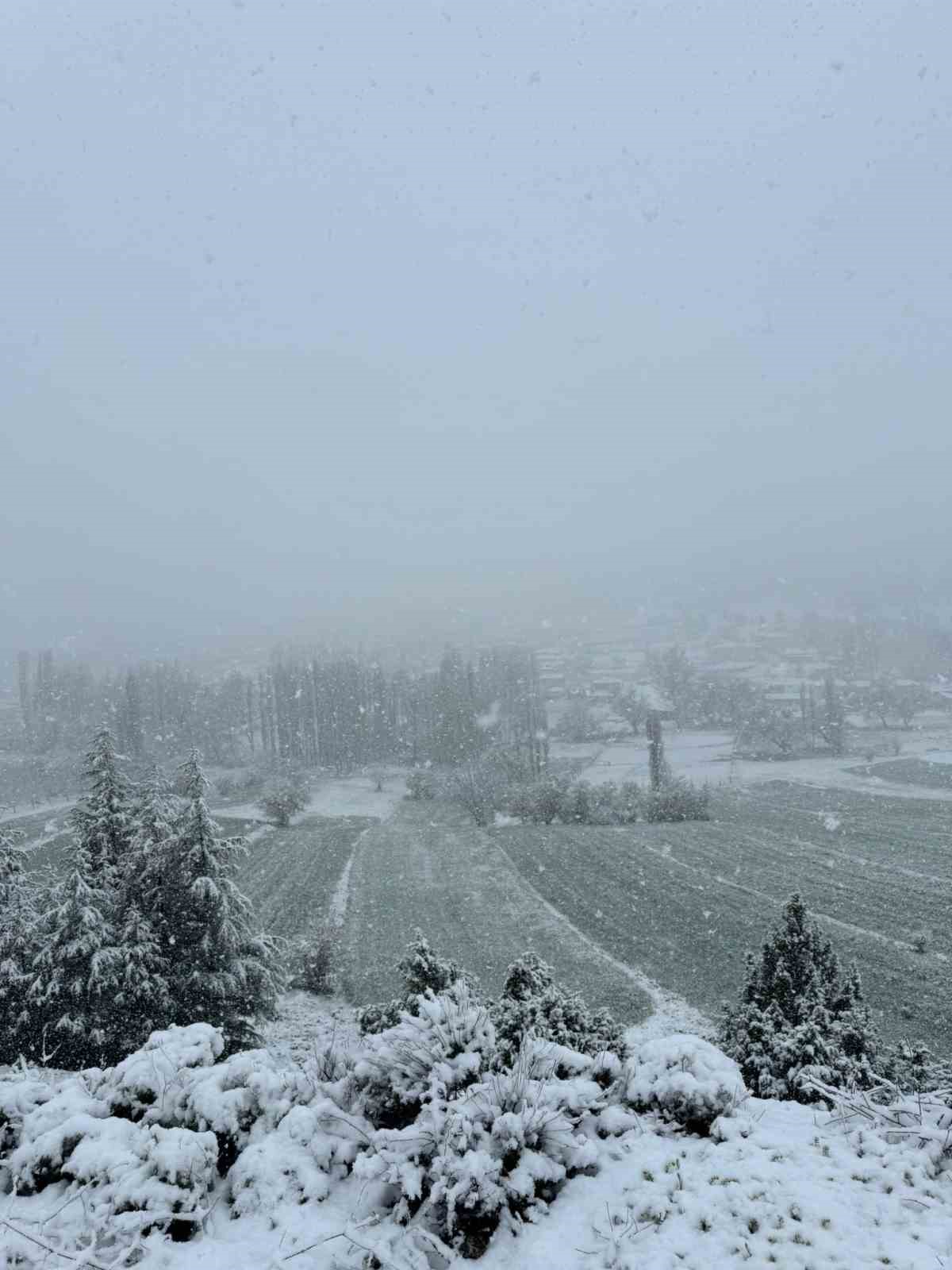 Burdur’un yüksek kesimlerine kar yağdı