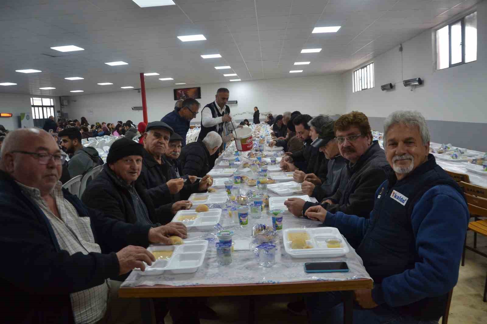 Hıdırellez şenliklerinde y&uuml;zlerce vatandaşa yemek verildi
