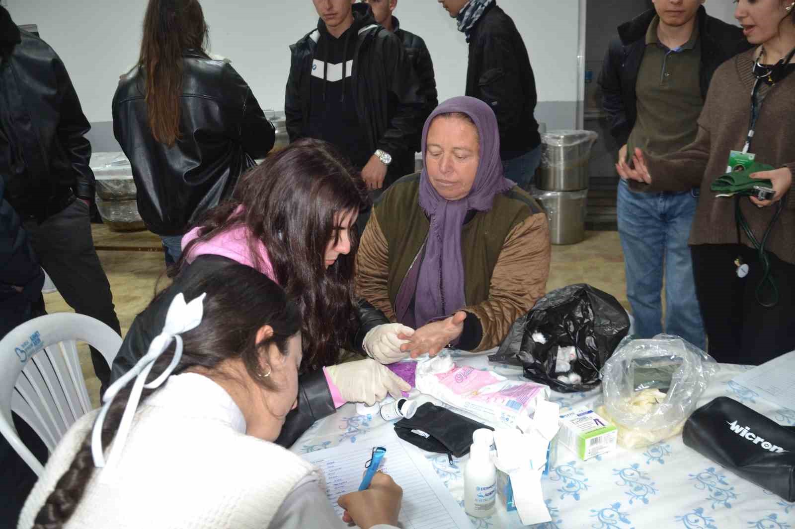 &Uuml;niversiteli sağlık &ouml;ğrencilerinden k&ouml;yde sağlık taraması
