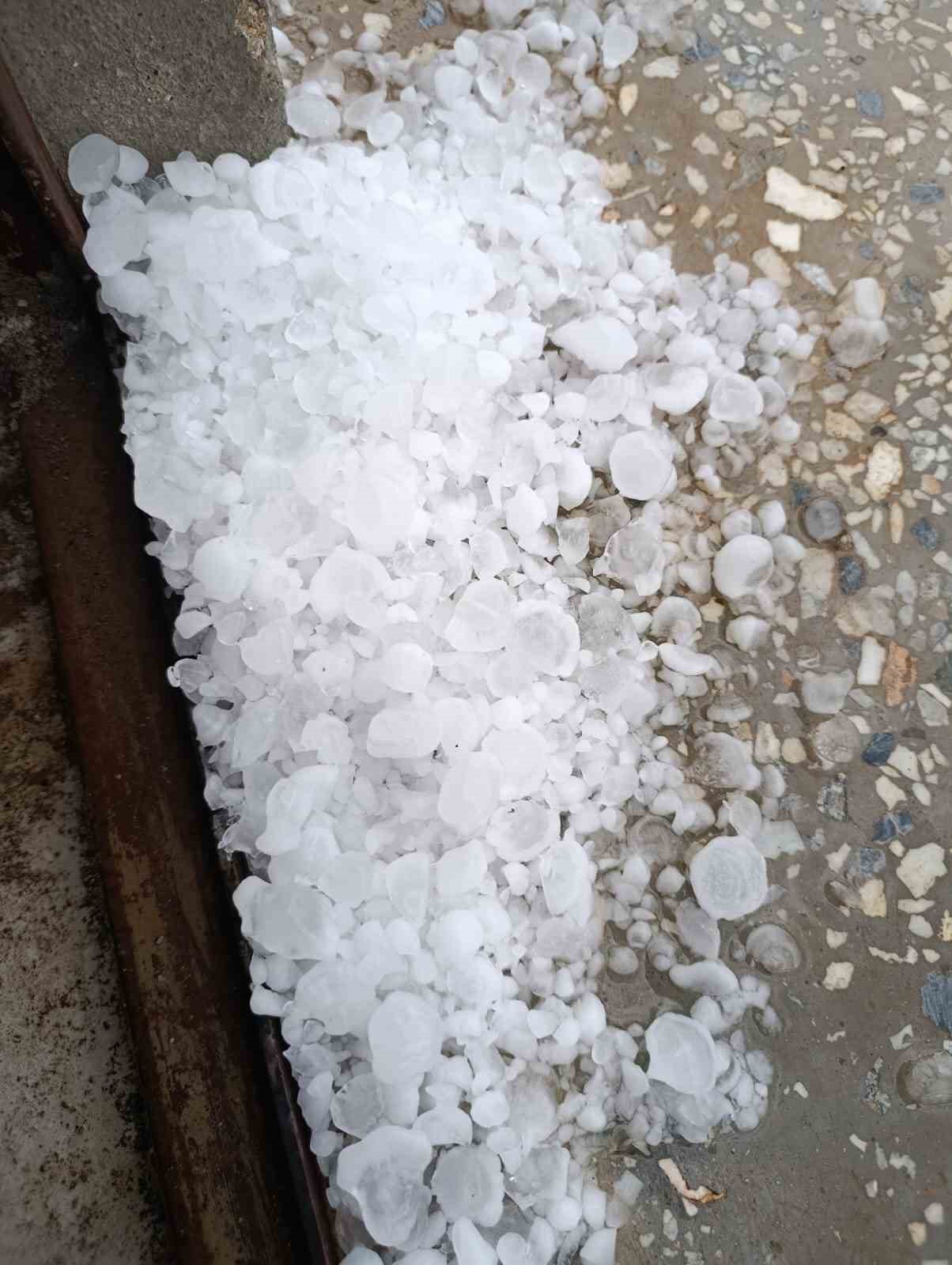 Fırtına sonrası vali, kaymakam ve belediye başkanı b&ouml;lgede incelemede bulundu
