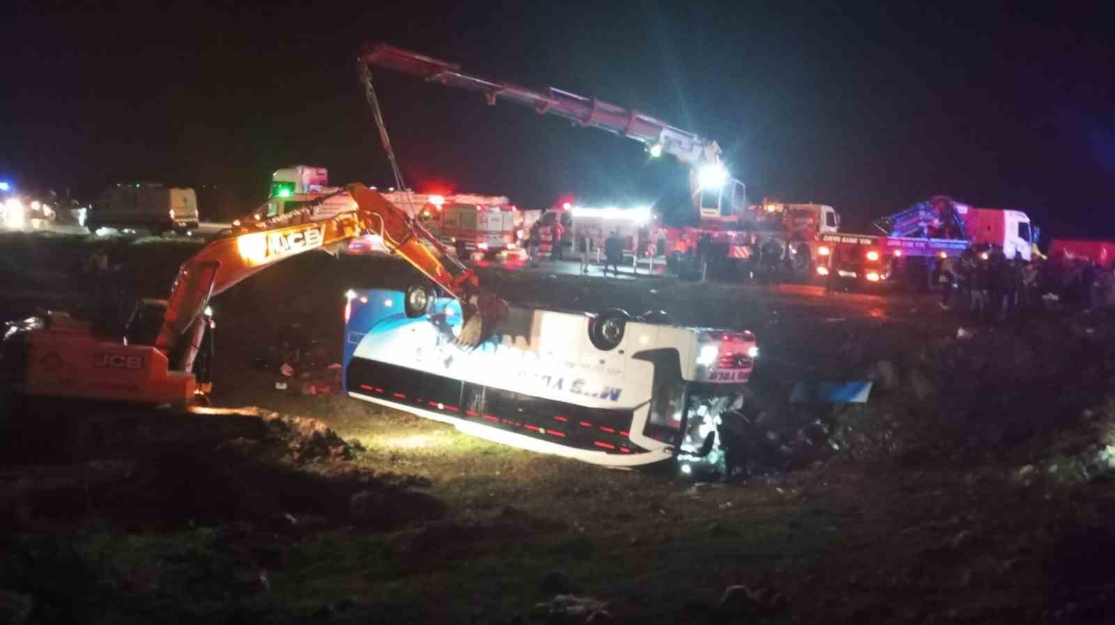 Malatya&rsquo;da yolcu otob&uuml;s&uuml; devrildi: 4 &ouml;l&uuml;, &ccedil;ok sayıda yaralı

