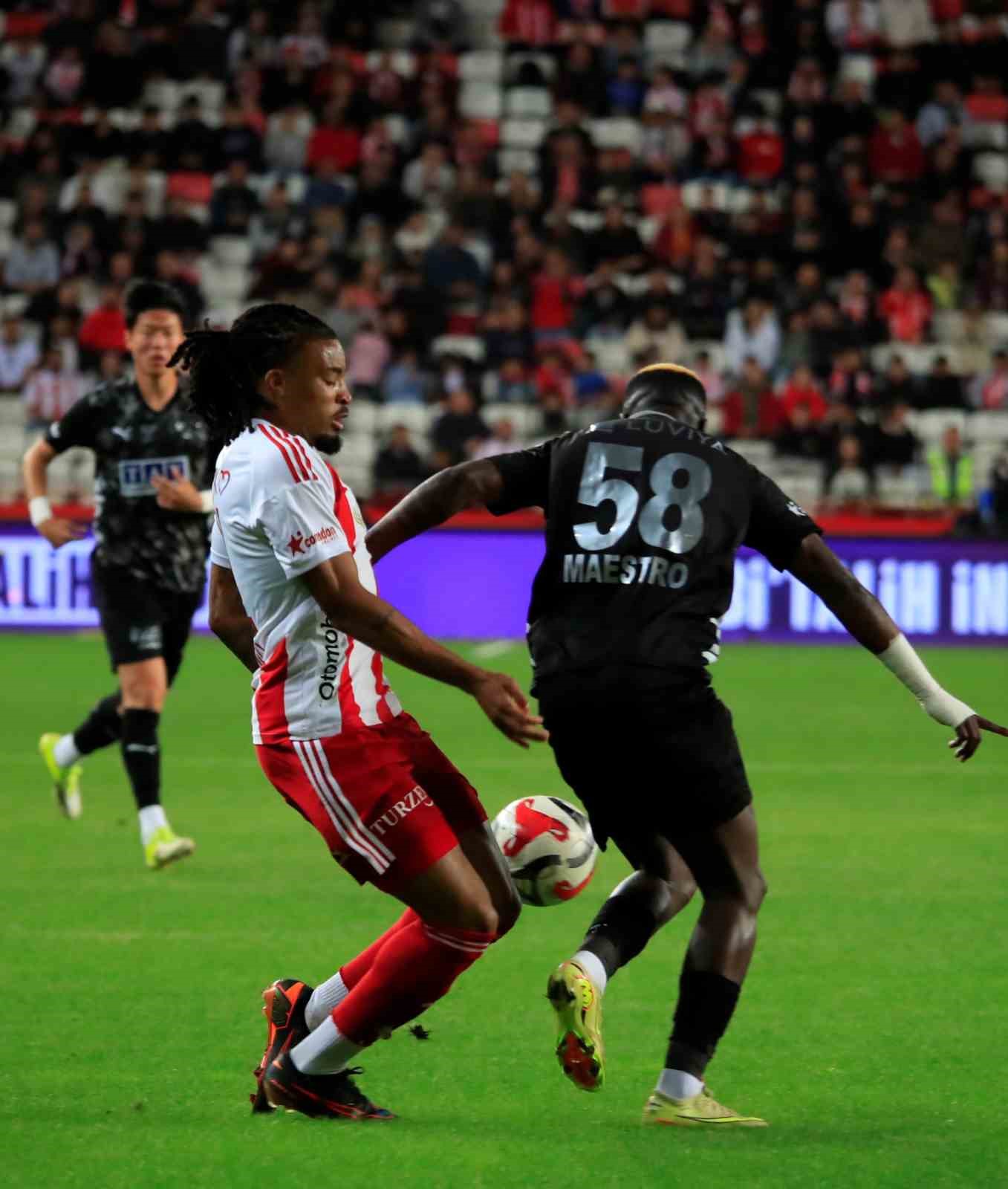 Trendyol S&uuml;per Lig: Antalyaspor: 0 - Corendon Alanyaspor: 0 (İlk yarı)
