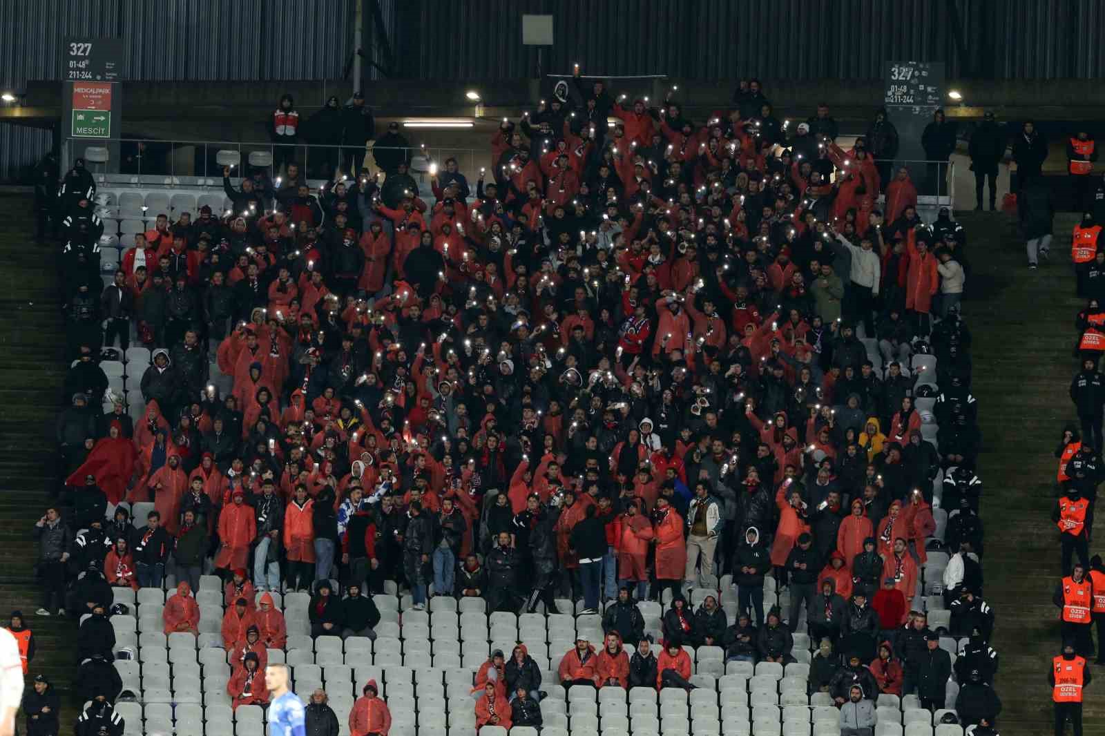 Trendyol S&uuml;per Lig: Fatih Karag&uuml;mr&uuml;k: 1 - Gen&ccedil;lerbirliği: 0 (İlk yarı)
