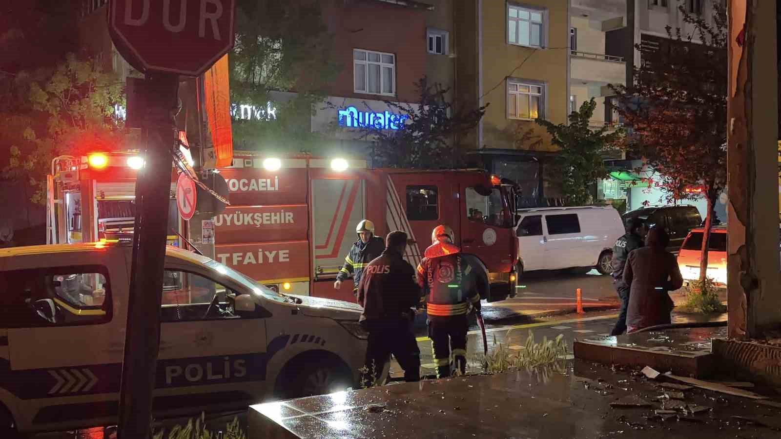 Kocaeli&rsquo;de tahliye edilen binada yakılan ateş mahalleyi ayağa kaldırdı
